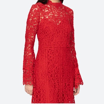 長澤まさみ2025有馬記念表彰式の赤いドレス