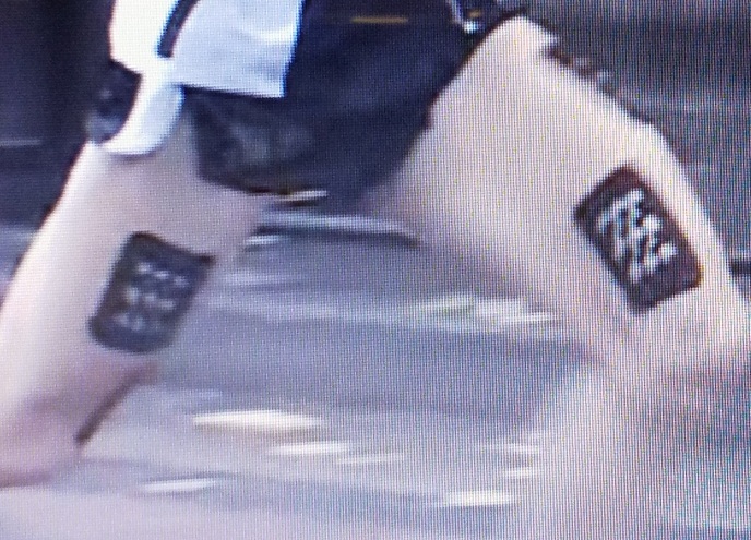 駅伝選手が足に貼っている穴開きテープ