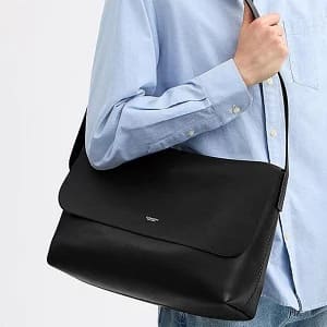 ぶらり途中下車の旅の伊野尾慧のバッグとチャーム