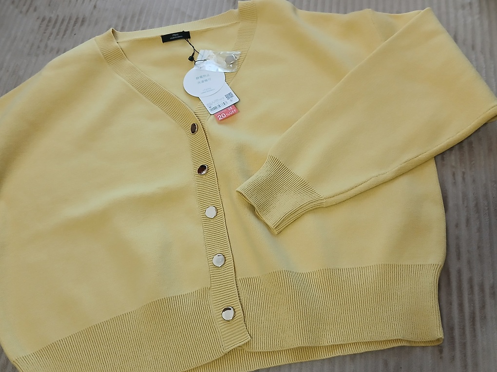 NHKあさイチスニーカー特集キレイめコーデ対決の黄色いカーディガン