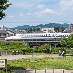 時すでにおスシの新幹線が見える公園